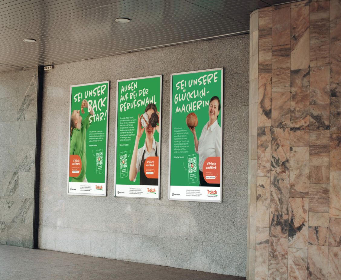 plakate_an-der-wand-des-gebaeudes