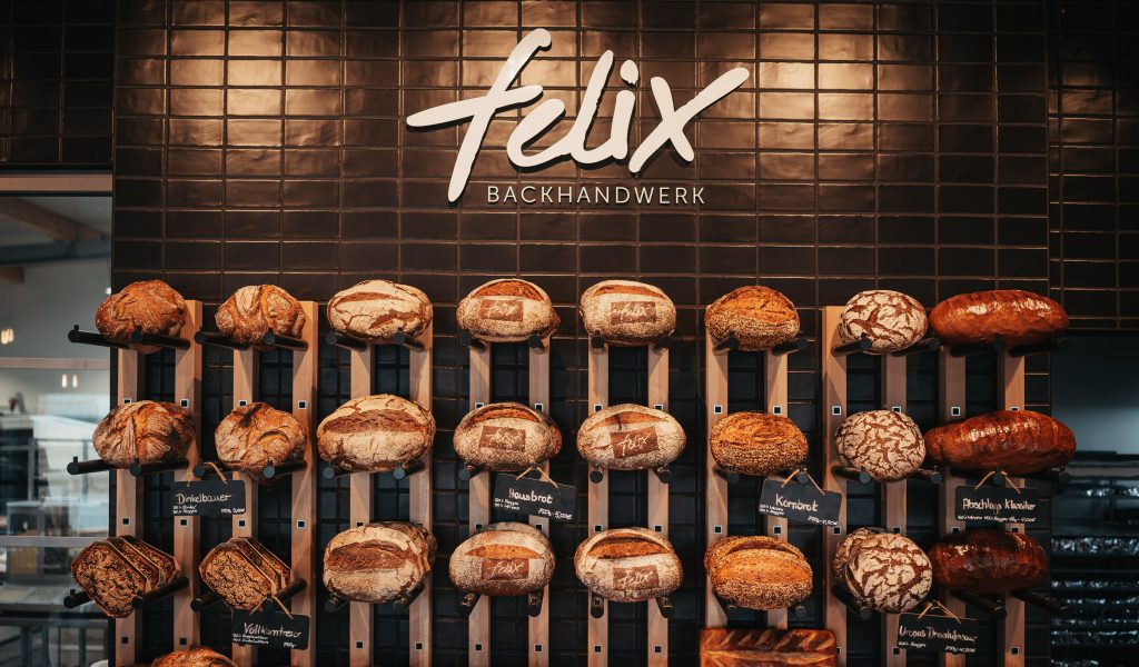 Das Brotregal der Konzeptwerkstatt in der Bäckereifiliale von Felix Backhandwerk